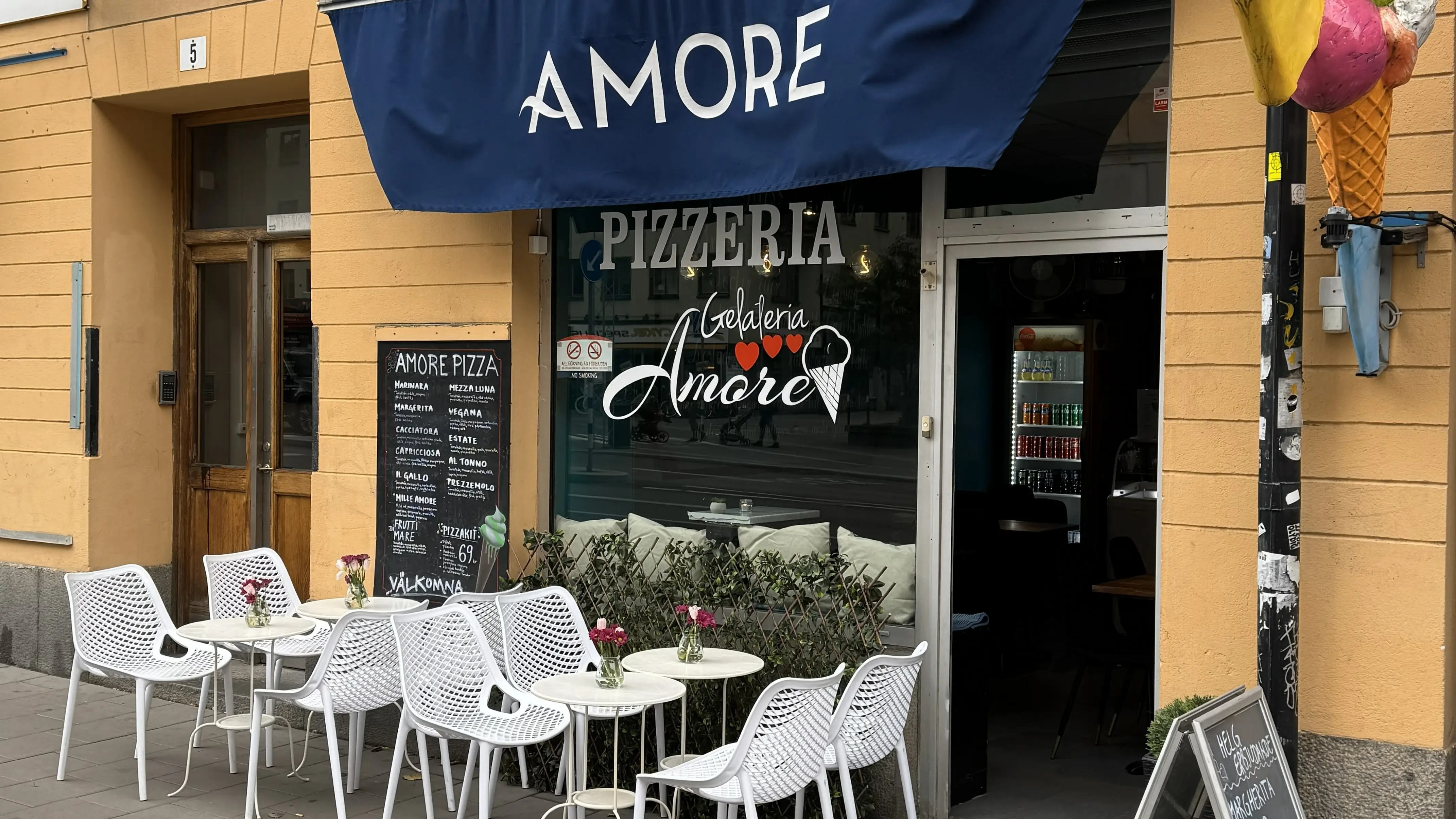 Entrén till Gelateria Amore på Långholmsgatan i Stockholm, där vi erbjuder italiensk glass och napolitansk pizza