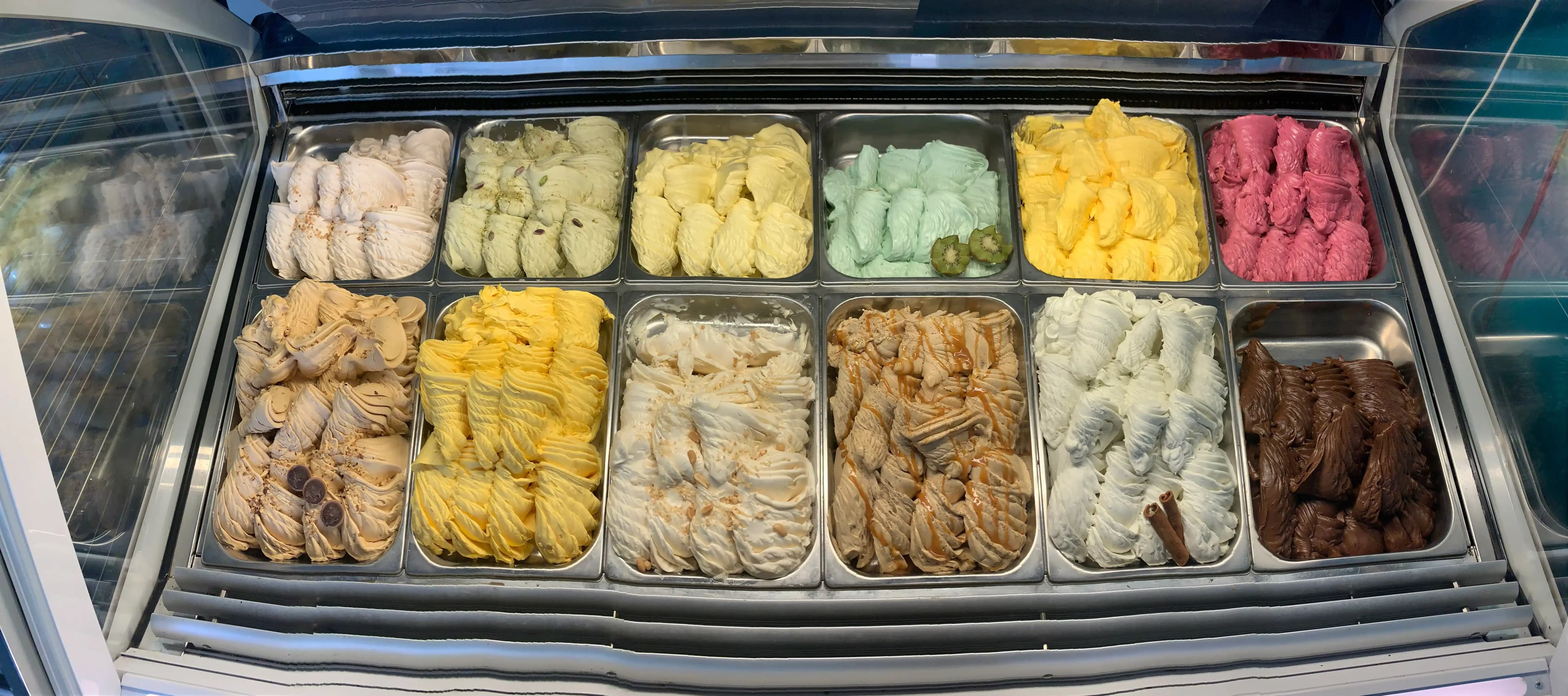 Italiensk gelato - färsk glass gjord dagligen på Gelateria Amore