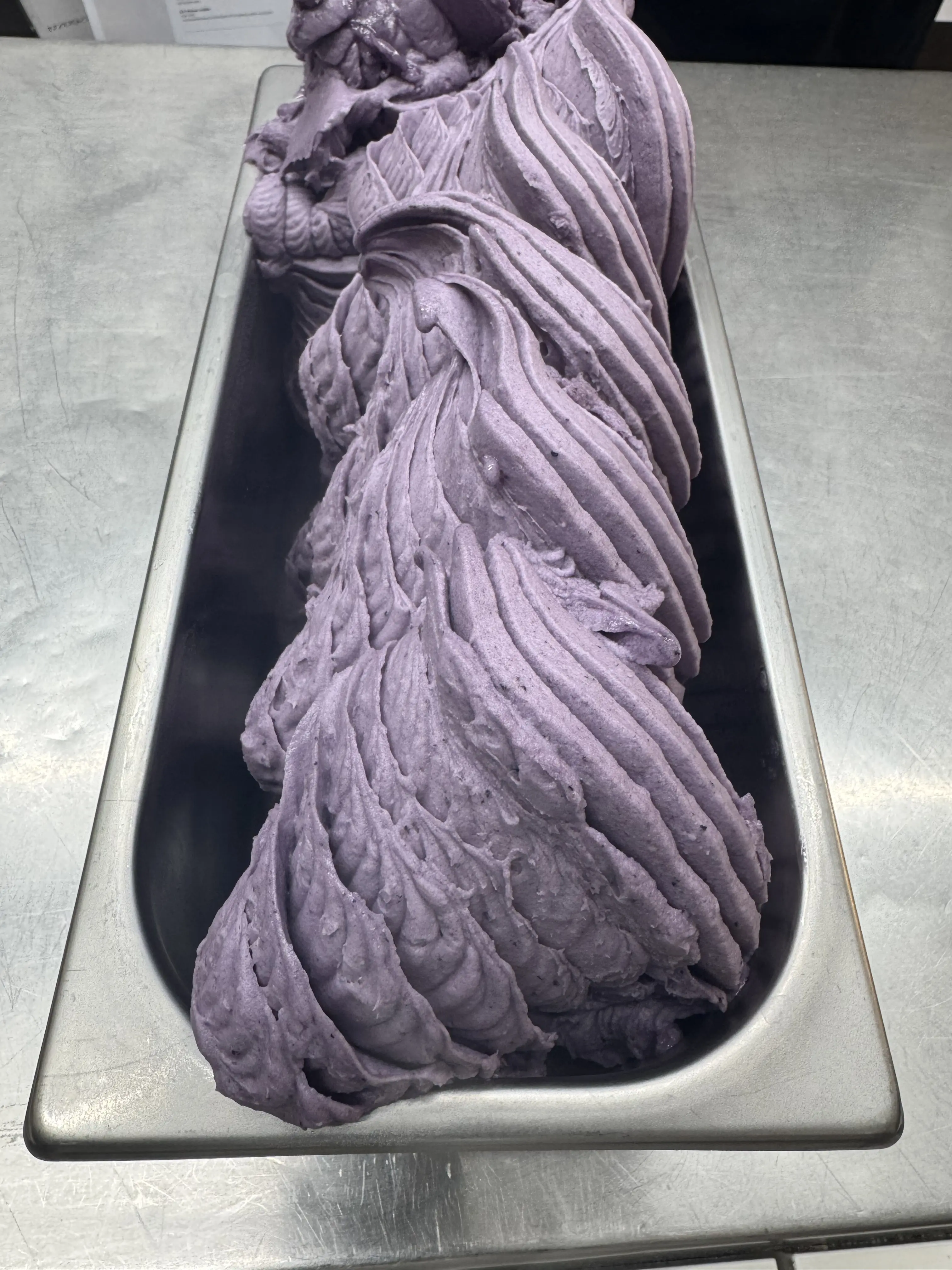 Vegansk gelato - färsk vegansk glass gjord på vatten och frukter från Gelateria Amore