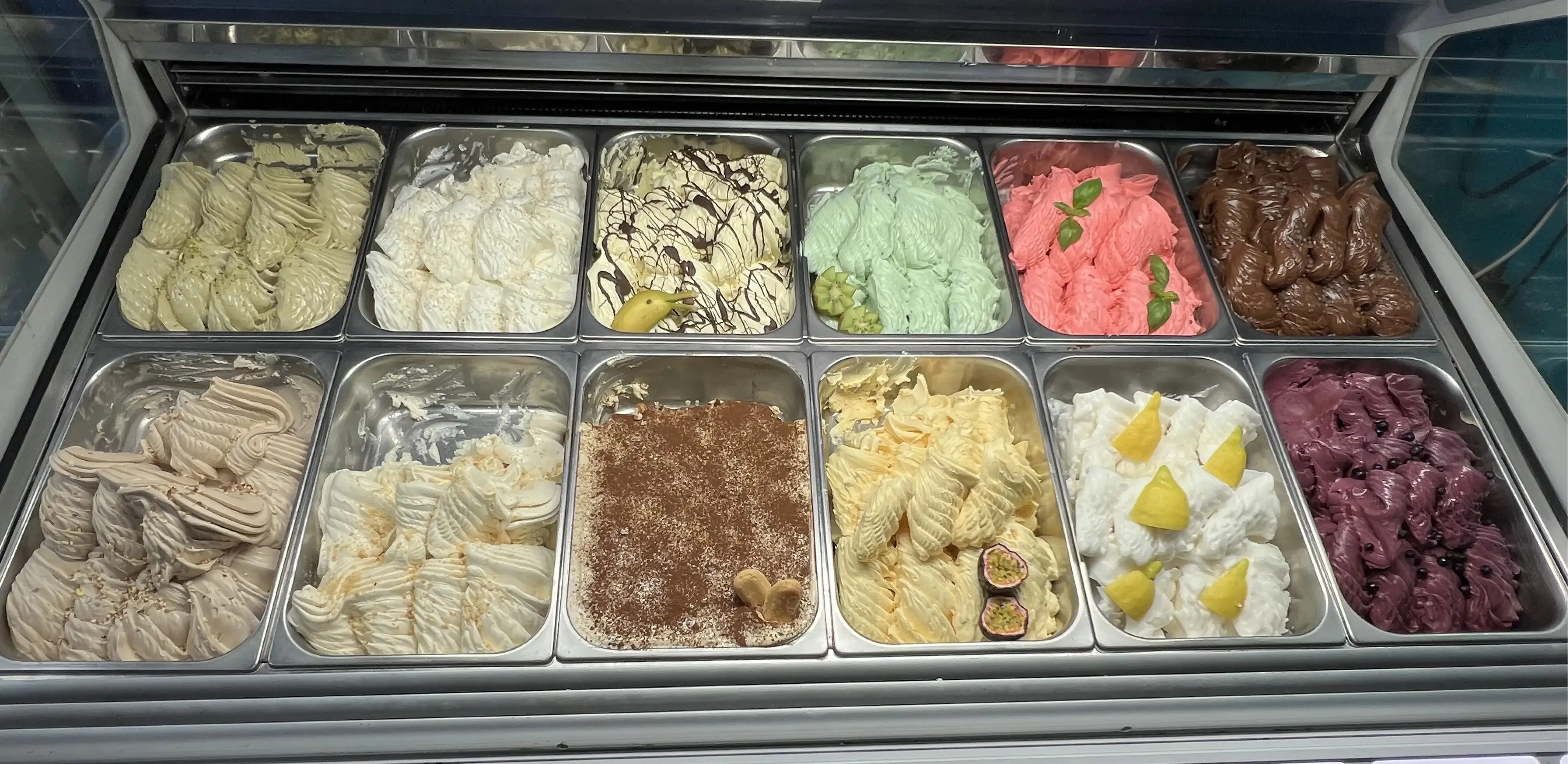 Vegansk gelato - färsk vegansk glass gjord på vatten och frukter från Gelateria Amore