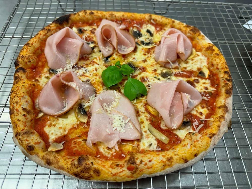 Napolitansk pizza Capricciosa stenugnsbakad på Gelateria Amore pizzeria Hornstull Stockholm