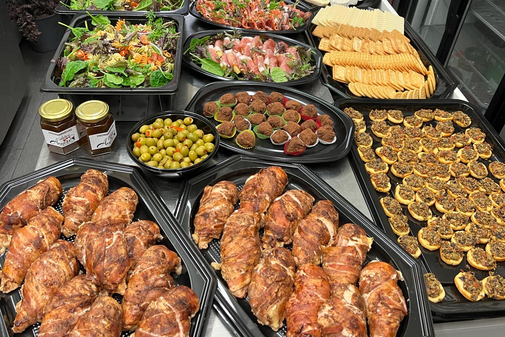 Cateringfat med bland annat grillad kyckling, kex, oliver, sallad och annan plockmat
