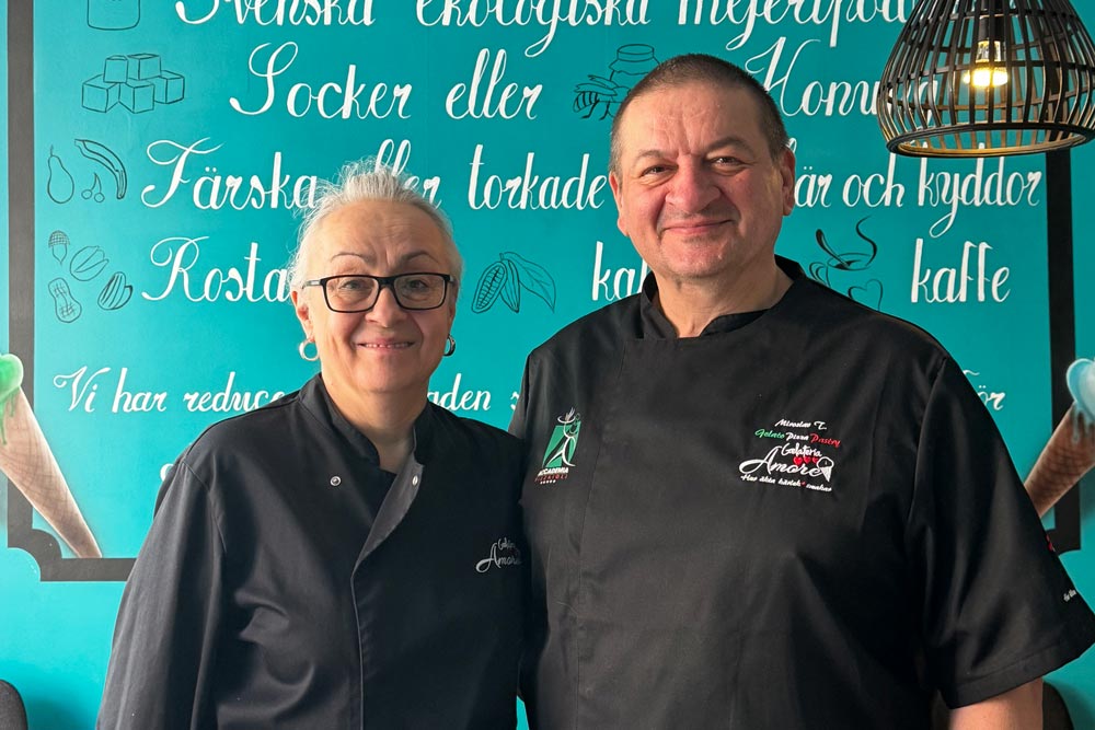 Ägarna Dragana och Miroslav ler tillsammans mot kameran