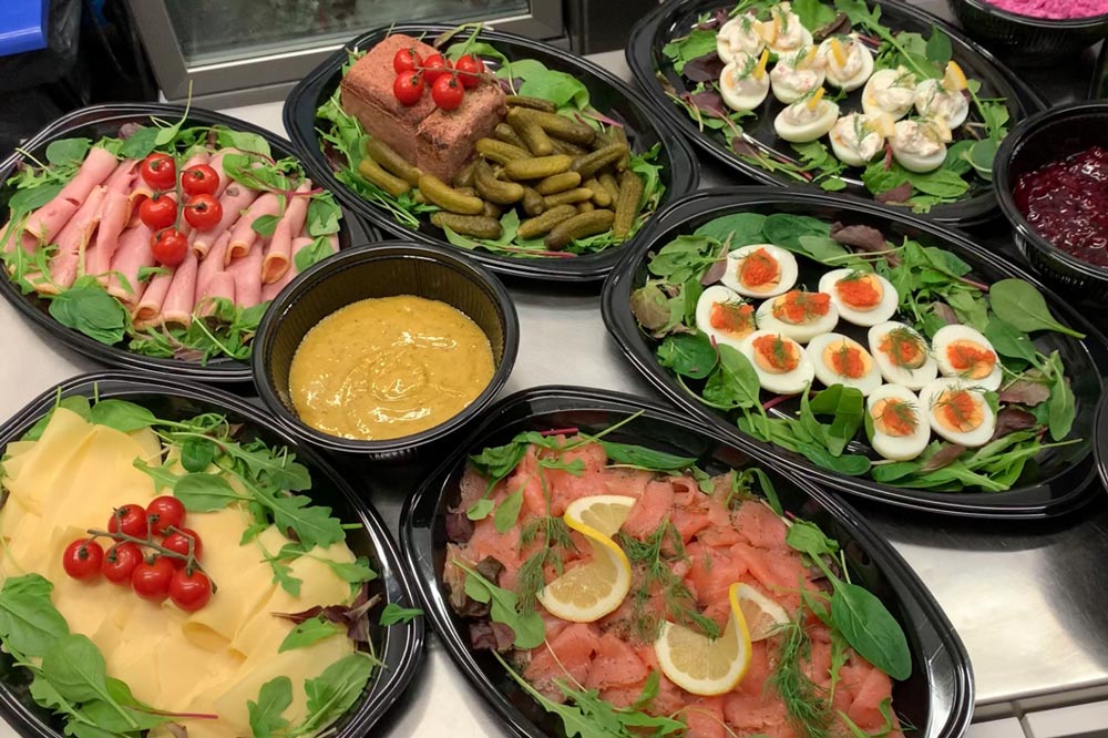 Catering med julbordsrätter som bland annat julskinka, leverpastej, kallrökt lax, hovmästarsås och romstoppade ägg